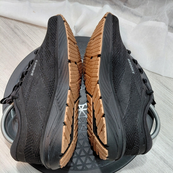 NEW Brooks Womens Revel 7  Black Running Shoes Gum Sole SIZE 8B - Picture 7 of 10